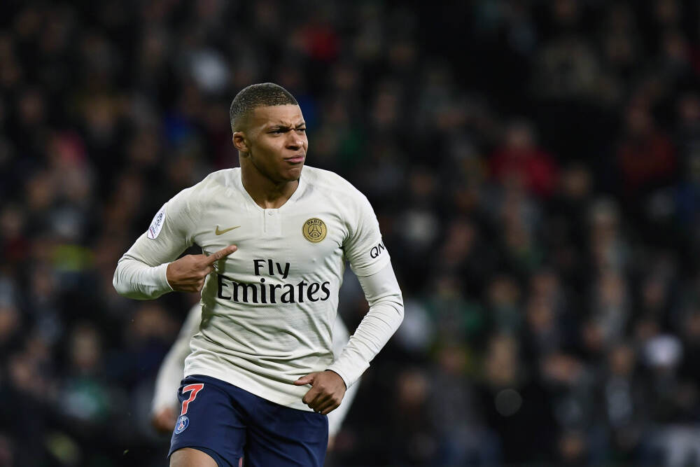 若塔父母上台领取环足奖特别奖时，全场所有人起立鼓掌